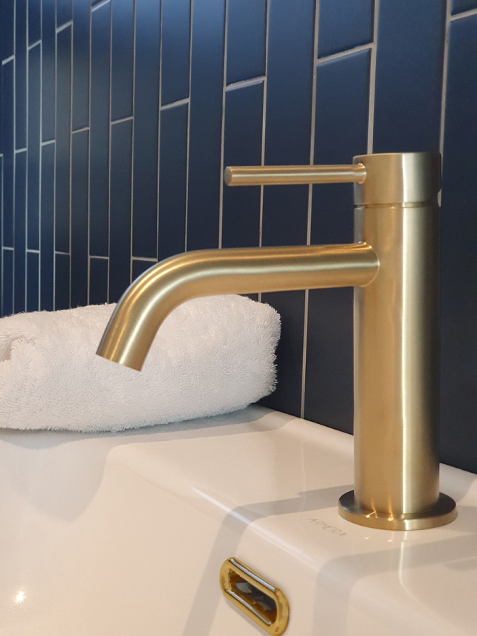 Atoll 800mm unit in graphite grey, 800mm ceramic basin, Oculus single lever monobasin mixer in brushed gold and co-ordinating brushed gold overflow ring.